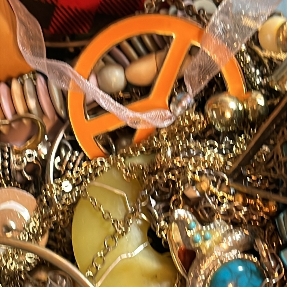 Scrap lot, 2.42 lbs, some wearable but most scrap lot 07257 - Picture 10 of 10